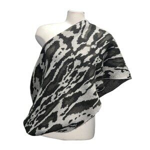 Tahari Grey & Black Abstract Knit Acrylic Shawl Wrap 28.5" Wide Scarf
